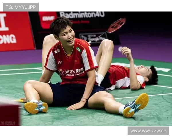 看黄东萍机场随手一提行李，我就在旁边默默数月薪